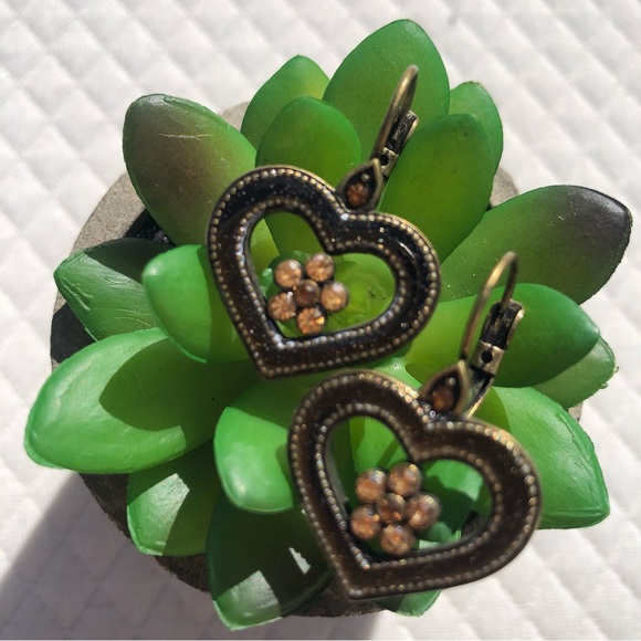 Beautiful earthy feel heart earrings with a bit of sparkle.Lightweight and fun🤎 - Picture 4 of 9